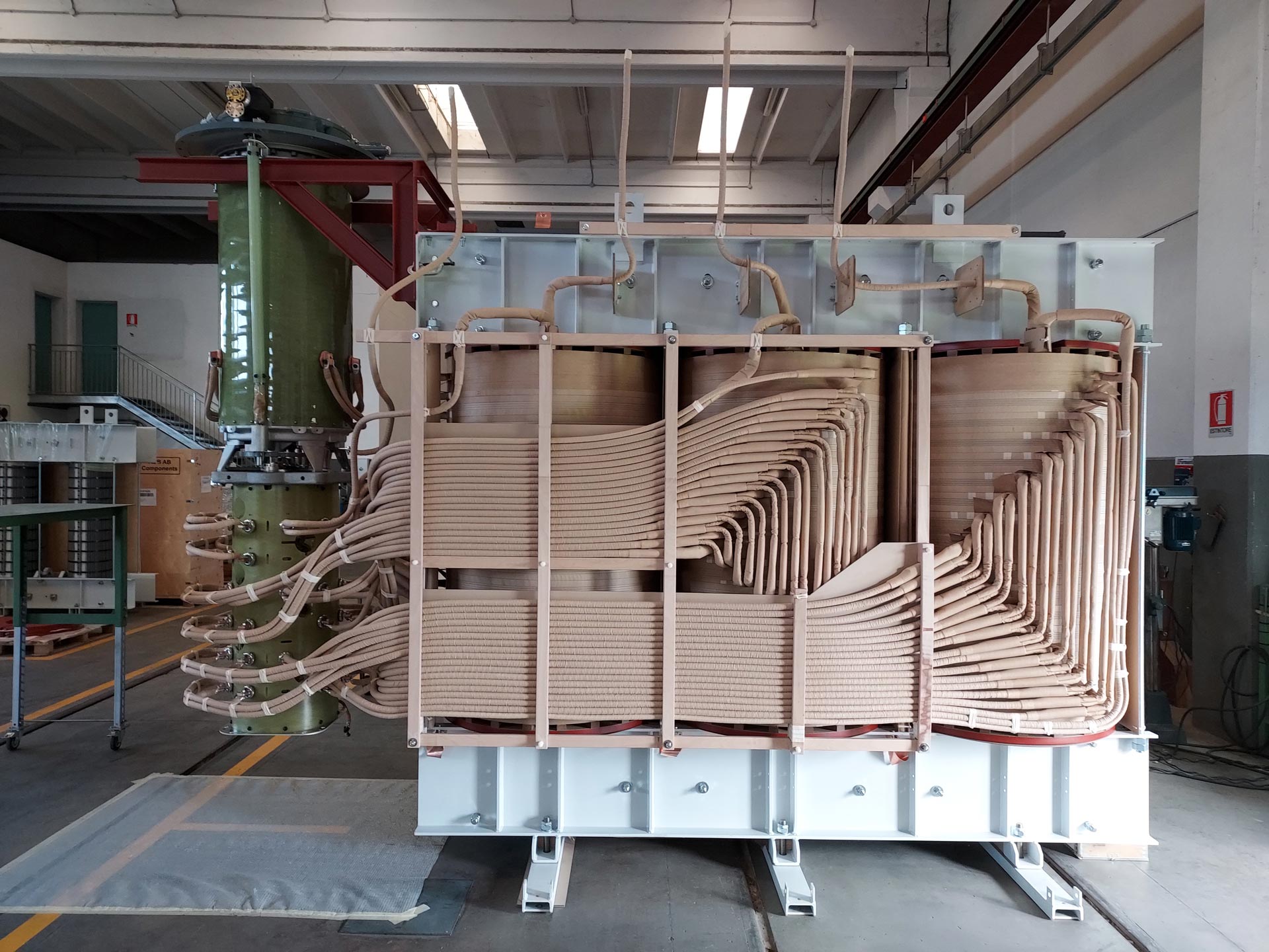 Montaggio di nuovo trasformatore elettrico industriale